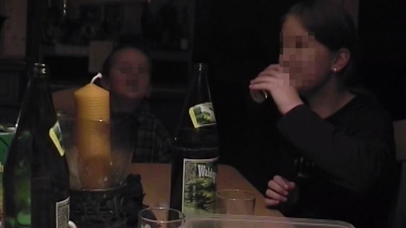 Der Arzt filmte, wie er seine Kinder zum Alkoholkonsum zwang.