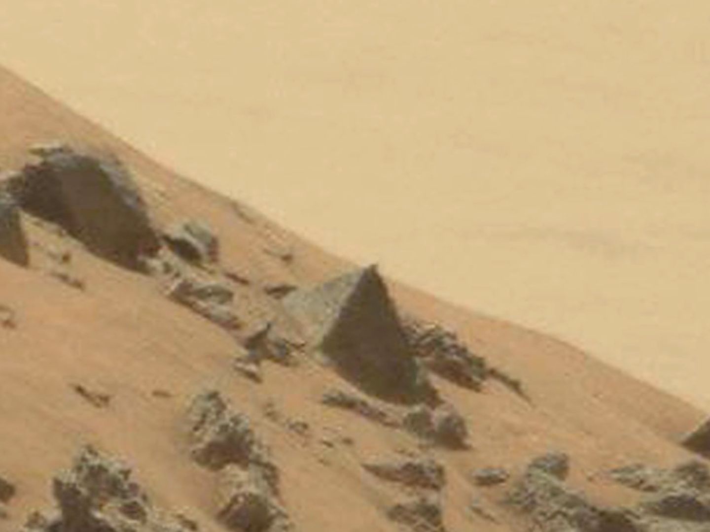 Eine Pyramide auf dem Planeten Mars. Eine Pyramide auf dem Planeten Mars.