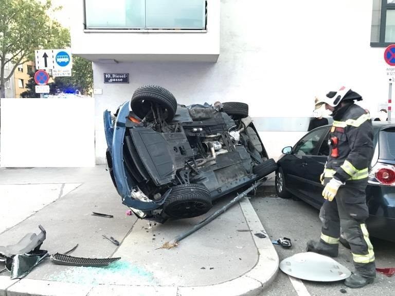 In Wien-Favoriten überschlug sich ein Auto.