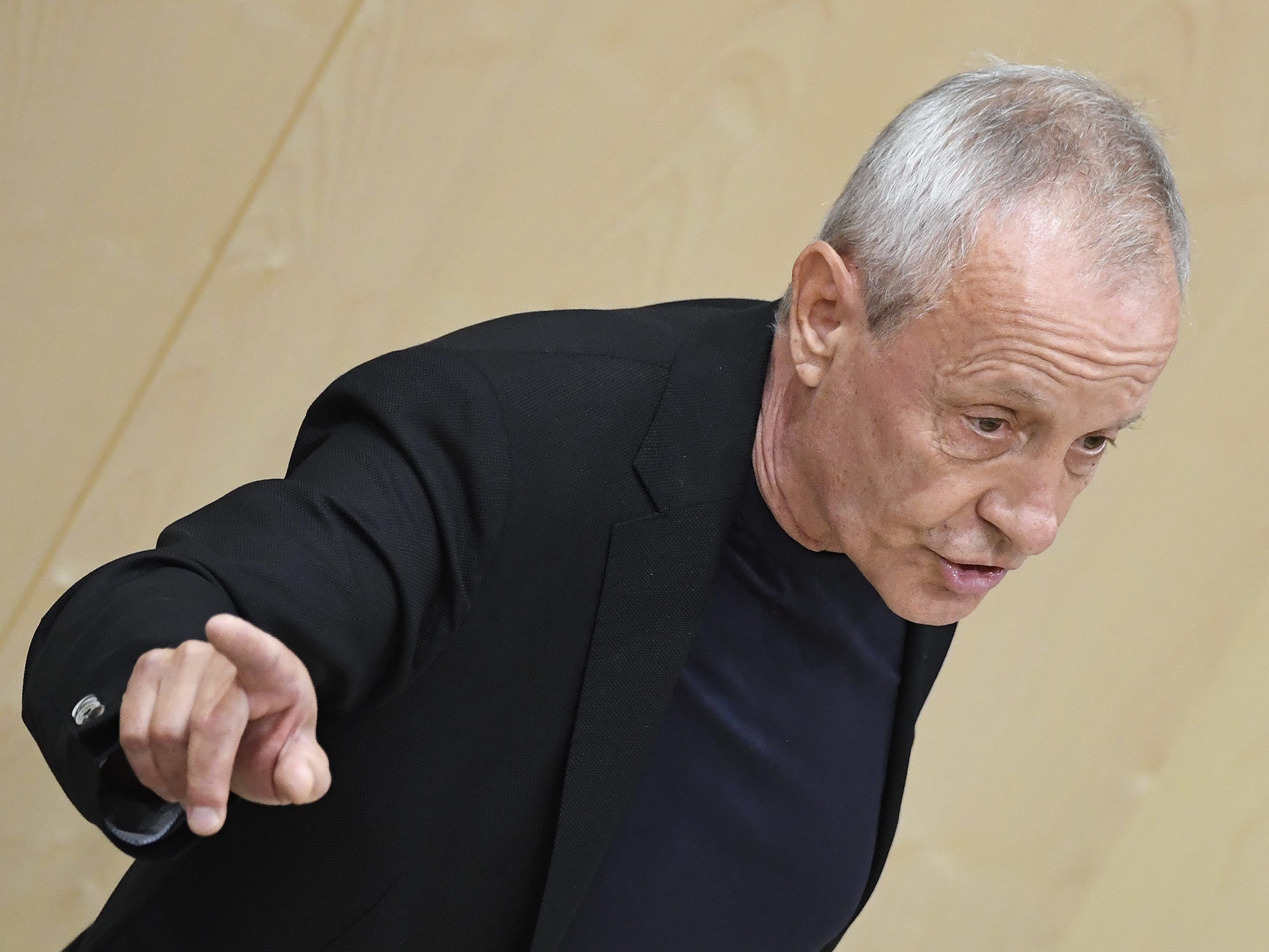 Peter Pilz zeigt Sebastian Kurz und einen Mitarbeiter an.