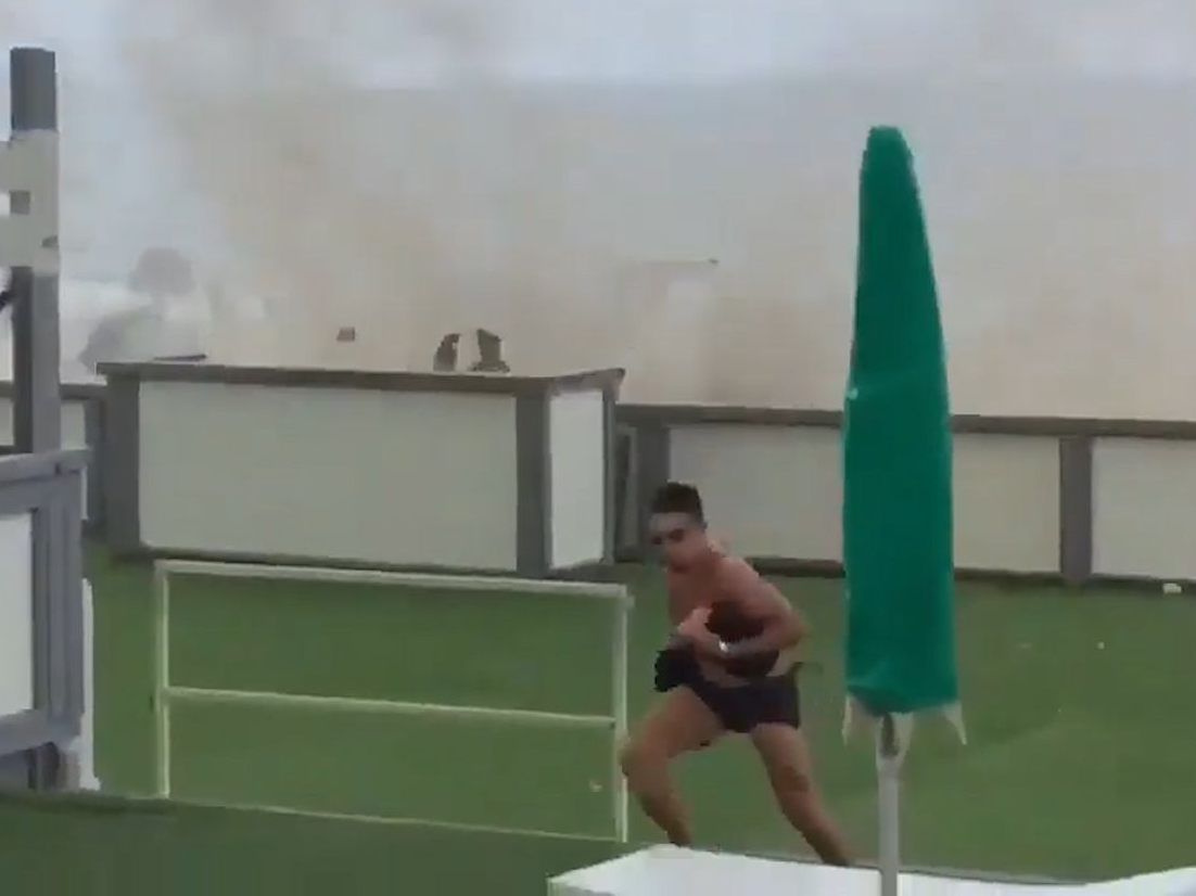 Die Urlauber suchten Schutz in einem Restaurant.