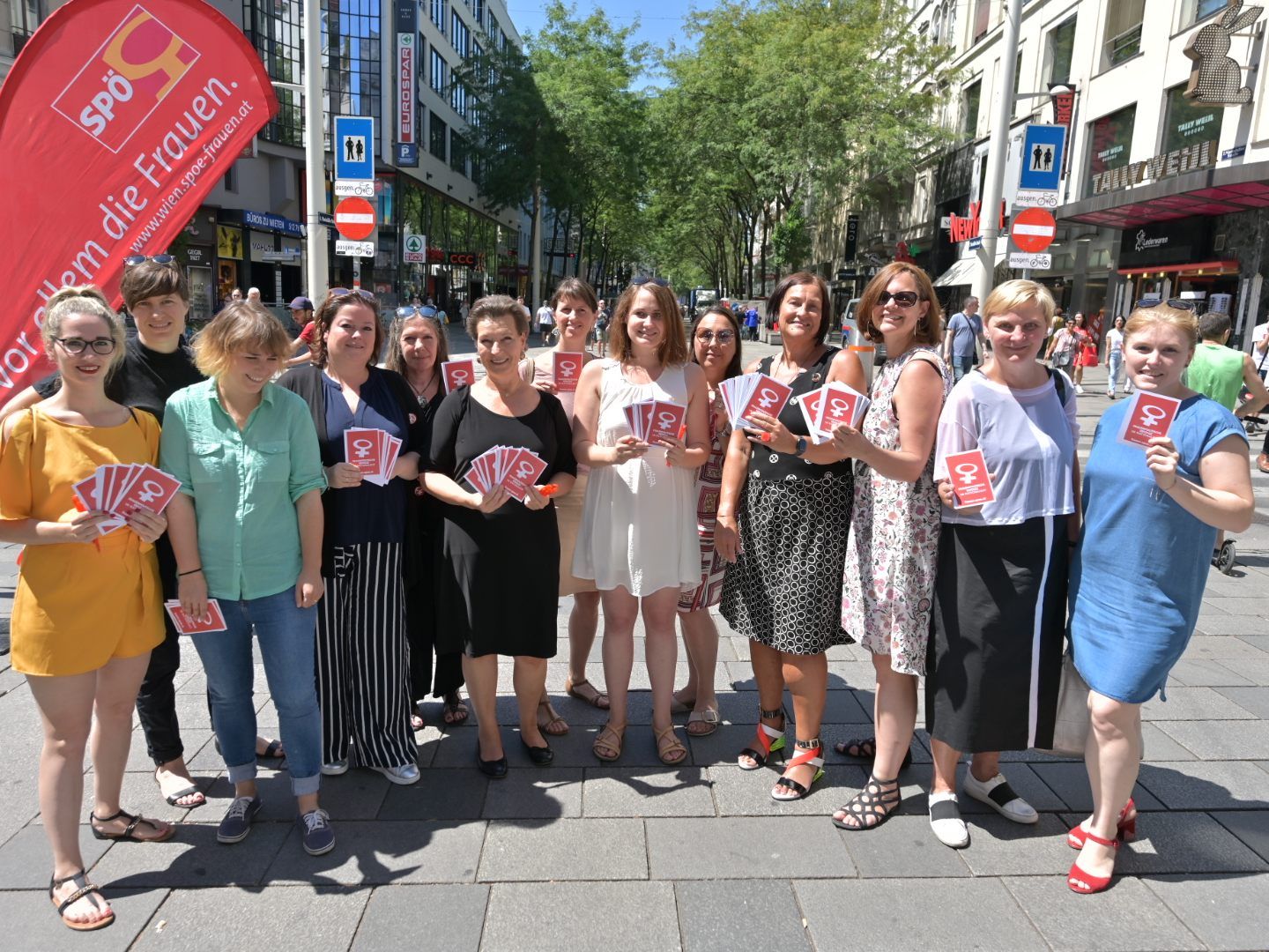 Die SPÖ-Frauen waren heute auf der Wiener Mahü unterwegs. Die SPÖ-Frauen waren heute auf der Wiener Mahü unterwegs.