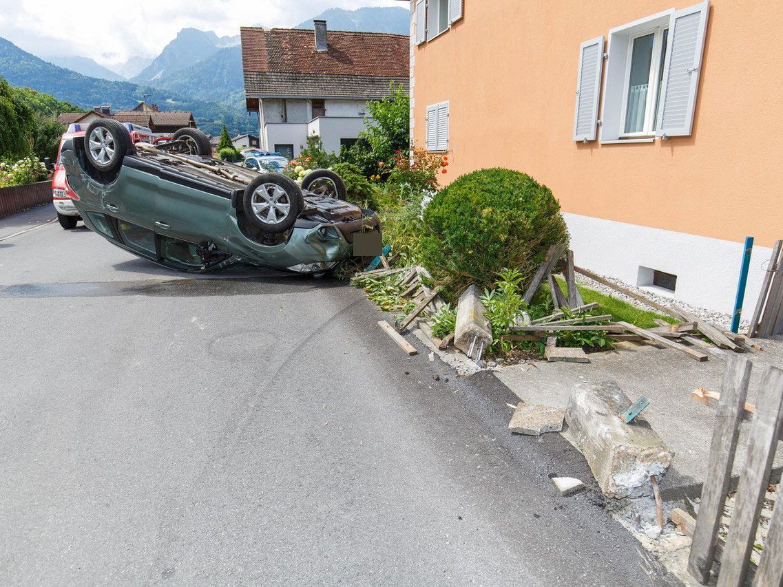 Der Fahrer prallte gegen eine Gartenmauer. Der Fahrer prallte gegen eine Gartenmauer.