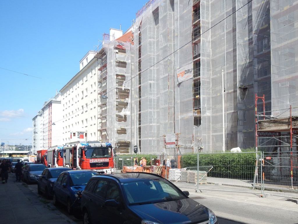 Eine schwangere und ein Kind mussten ins Krankenhaus gebracht werden. Eine schwangere und ein Kind mussten ins Krankenhaus gebracht werden.