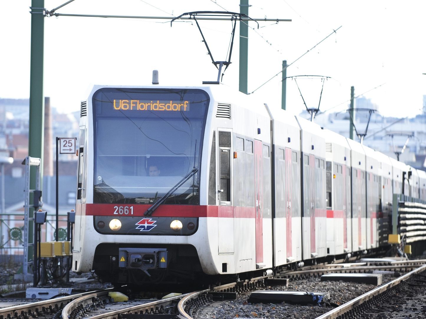 Durch den neuen Aufgang können Fahrgäste künftig schneller zur U6 gelangen. Durch den neuen Aufgang können Fahrgäste künftig schneller zur U6 gelangen.