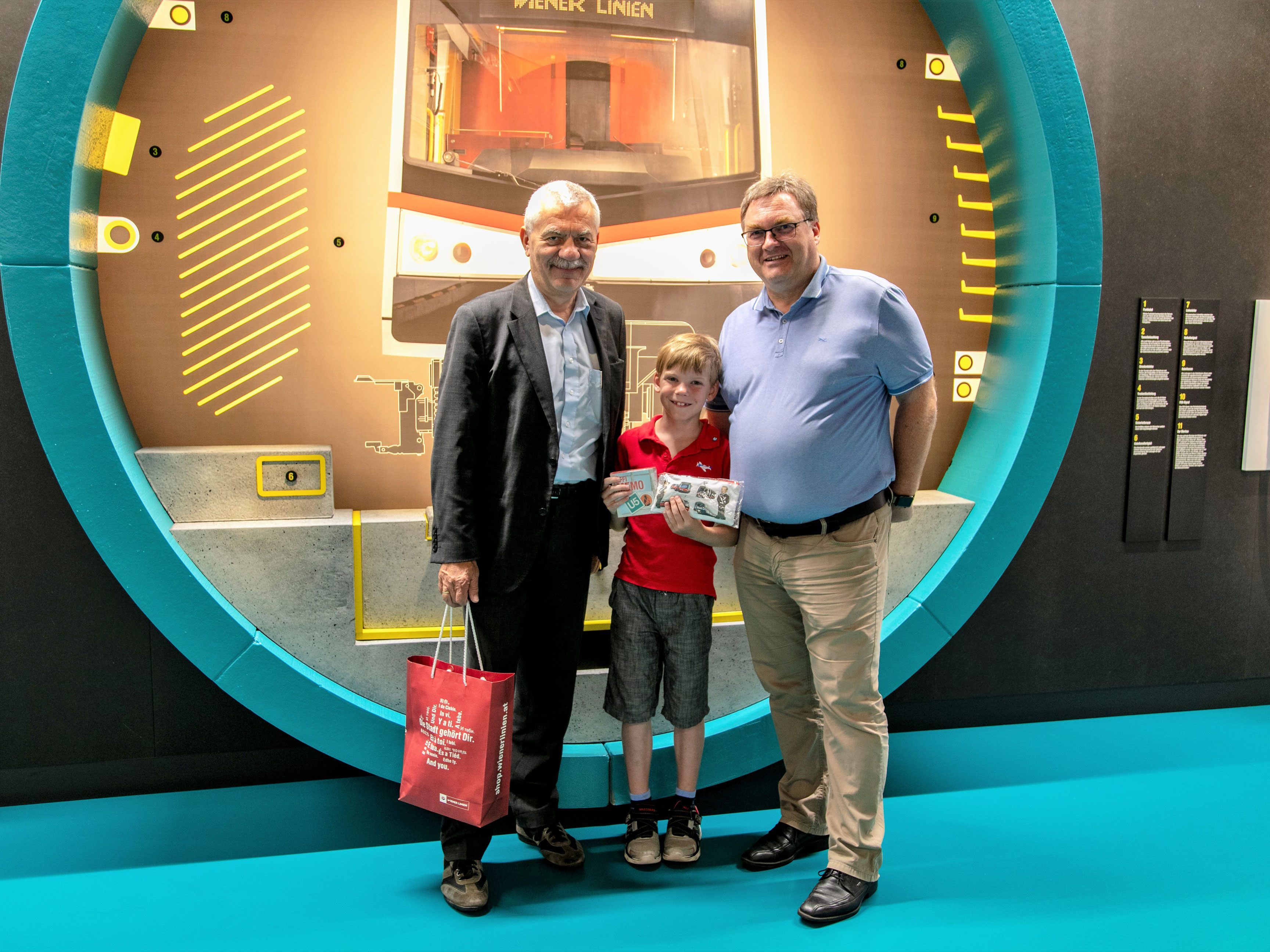 Der 8-jährige Tobias war der 20.000ste Besucher im Infocenter.