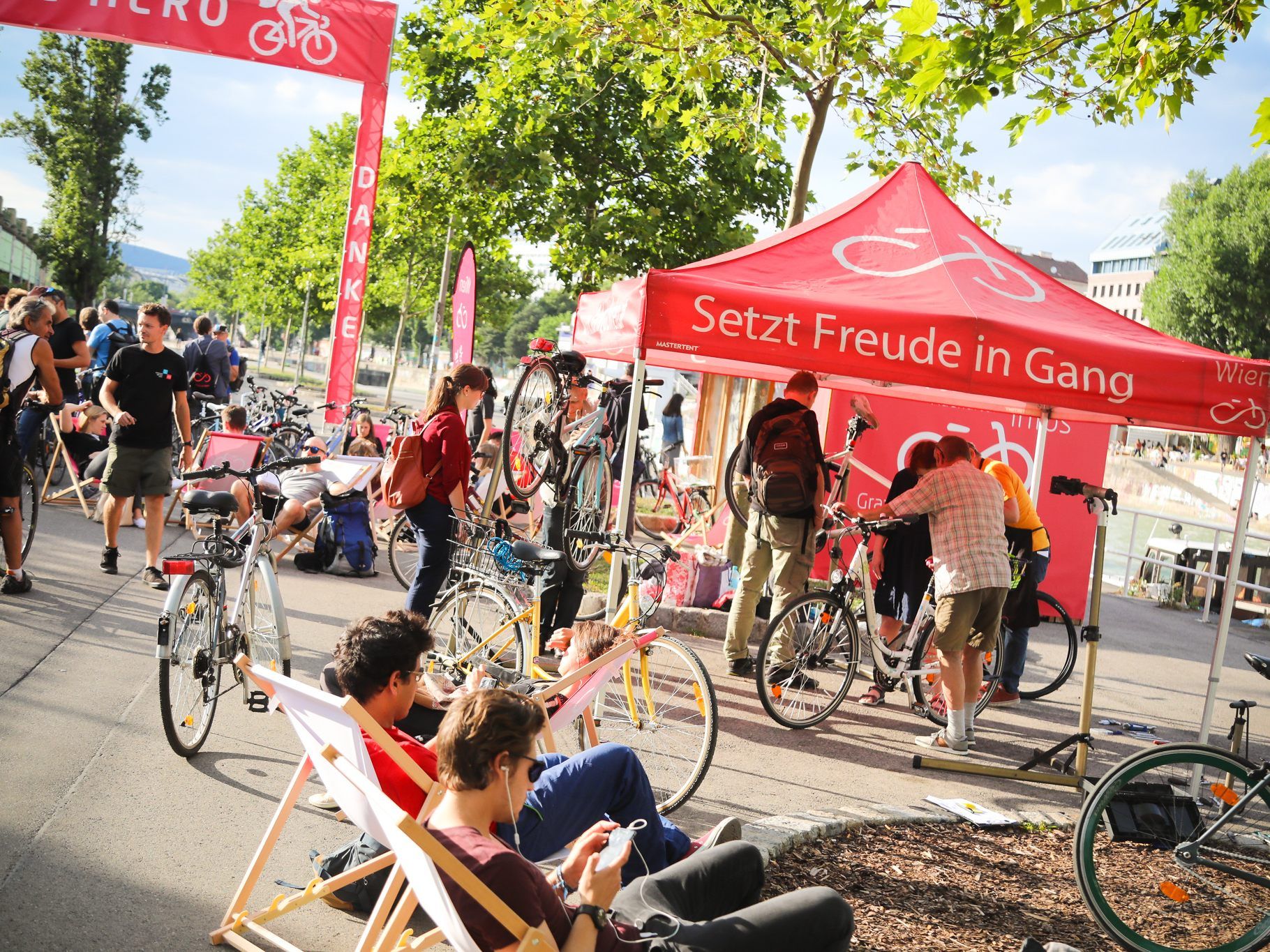 Am Wiener Donaukanal werden kostenlos Fahrradservices durchgeführt. Am Wiener Donaukanal werden kostenlos Fahrradservices durchgeführt.