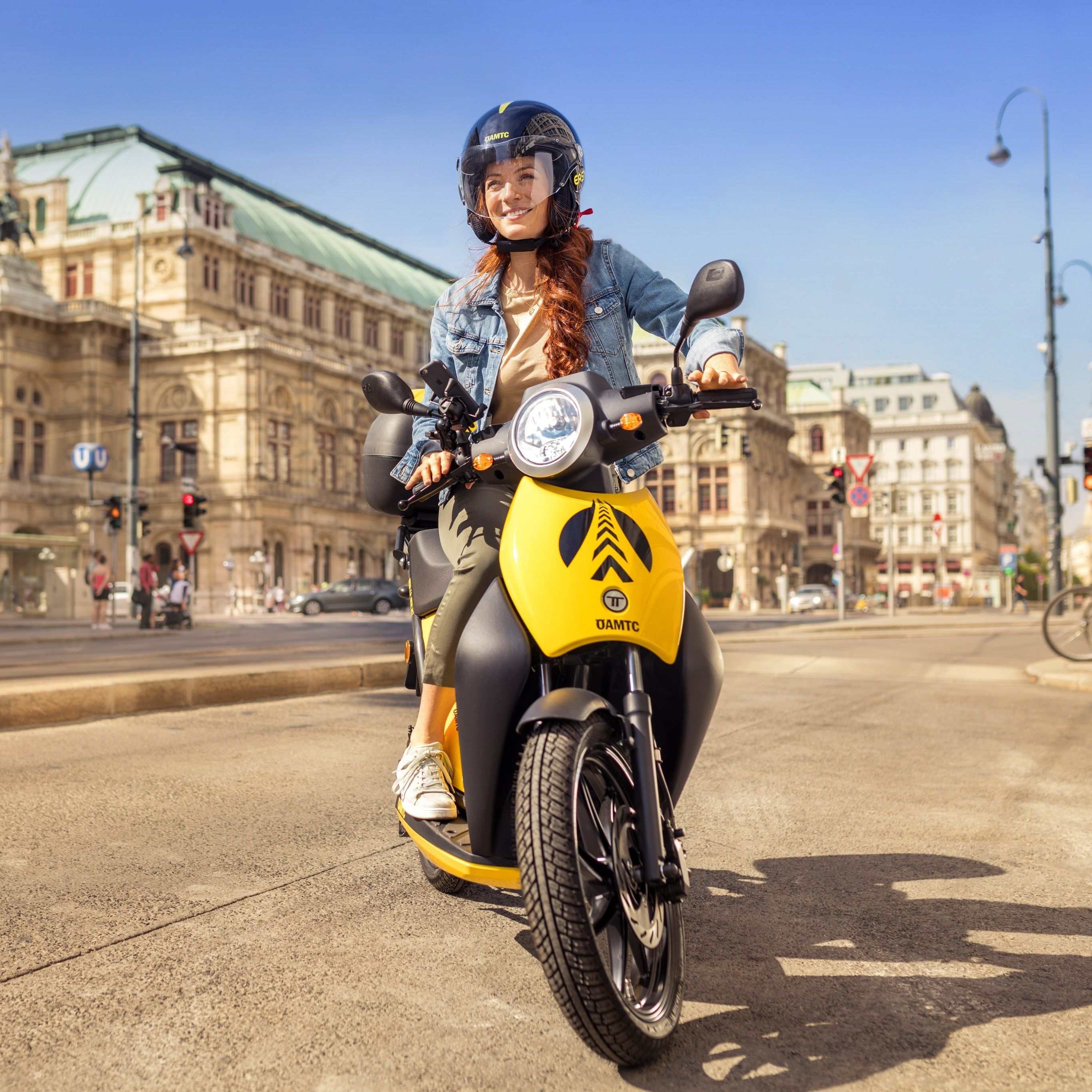 Bei den großen Freibädern Wiens können im Sommer die ÖAMTC-Roller abgestellt werden.