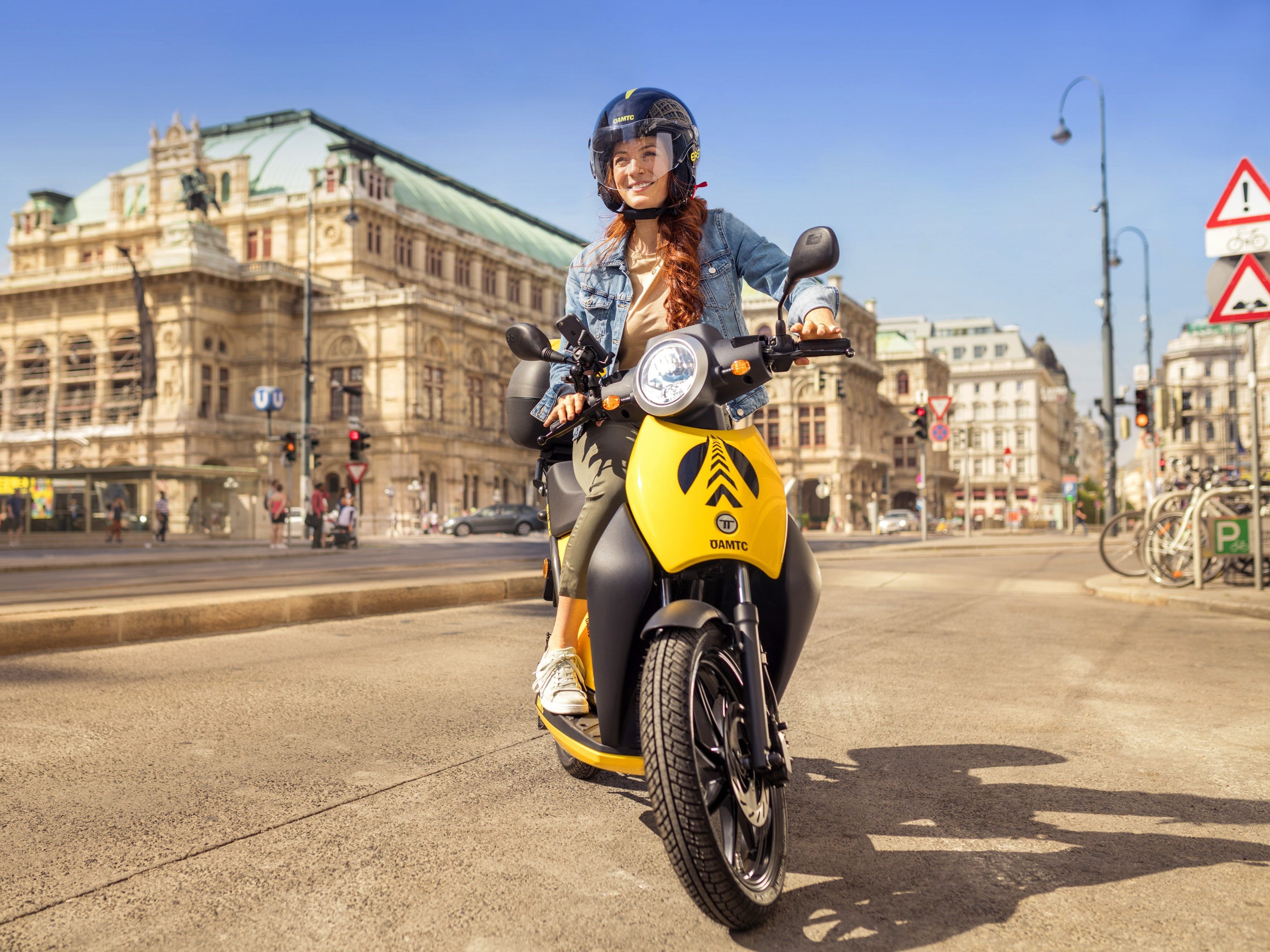 Bei den großen Freibädern Wiens können im Sommer die ÖAMTC-Roller abgestellt werden.