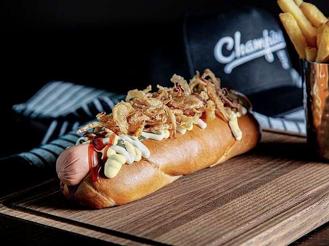 Neuerdings gibt es verschiedenste Hotdog-Variationen. Neuerdings gibt es verschiedenste Hotdog-Variationen.