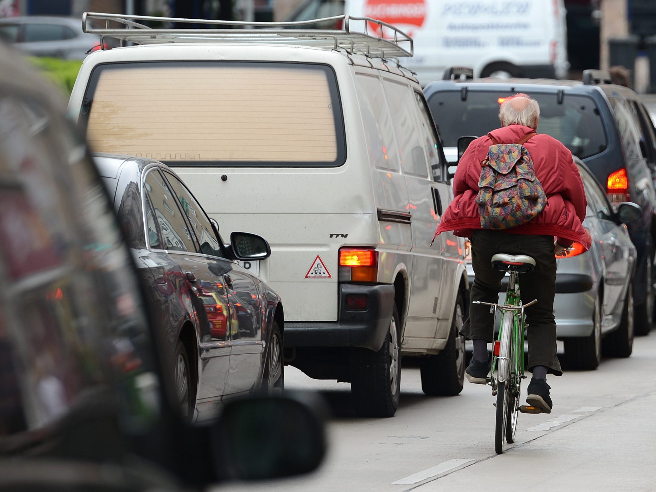 Der 60-jähriger Radfahrer wurde bei dem Unfall schwer verletzt. Der 60-jähriger Radfahrer wurde bei dem Unfall schwer verletzt.