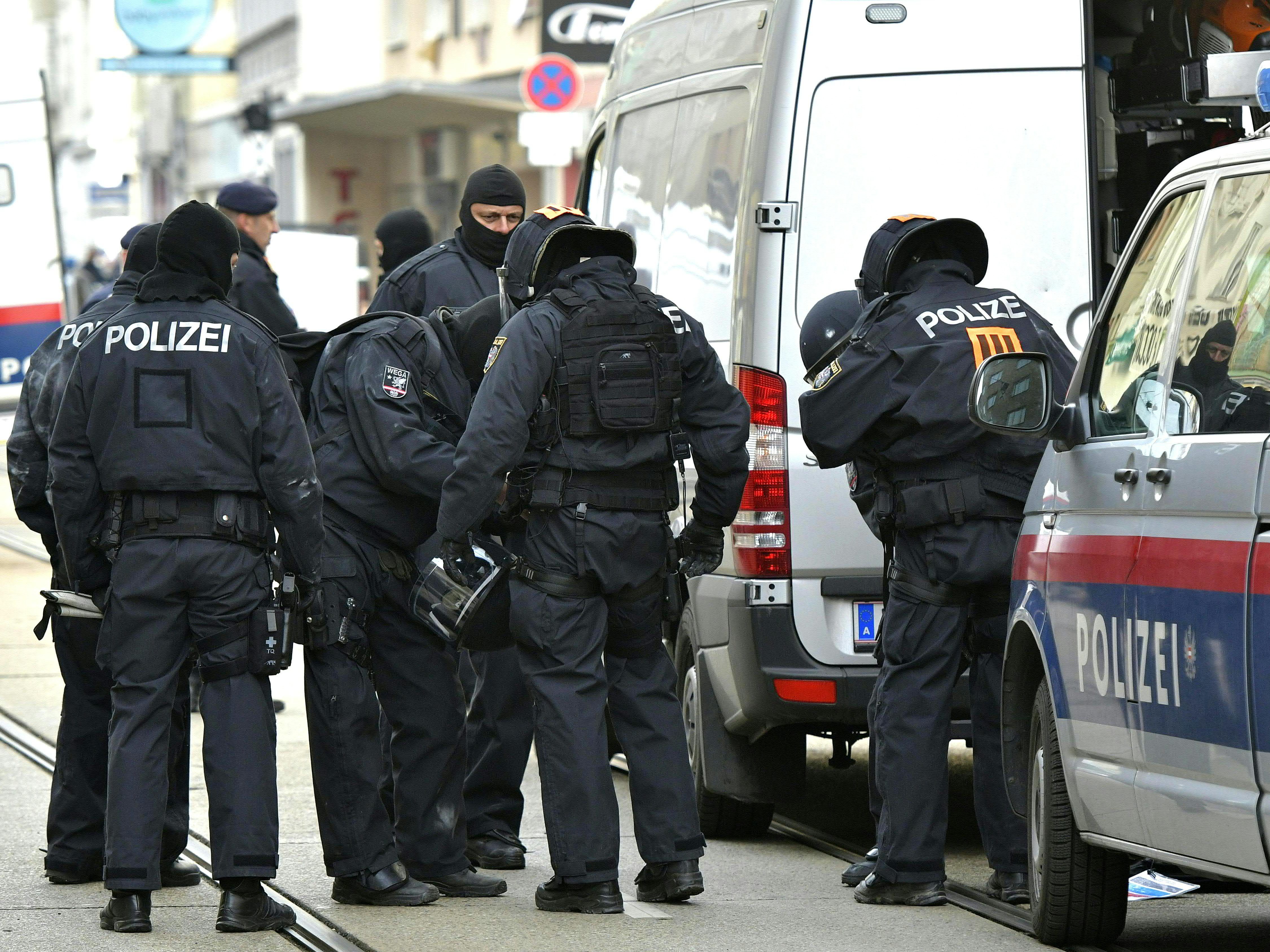 Im Zuge der Rauferei wurde ein Polizist verletzt. Im Zuge der Rauferei wurde ein Polizist verletzt.