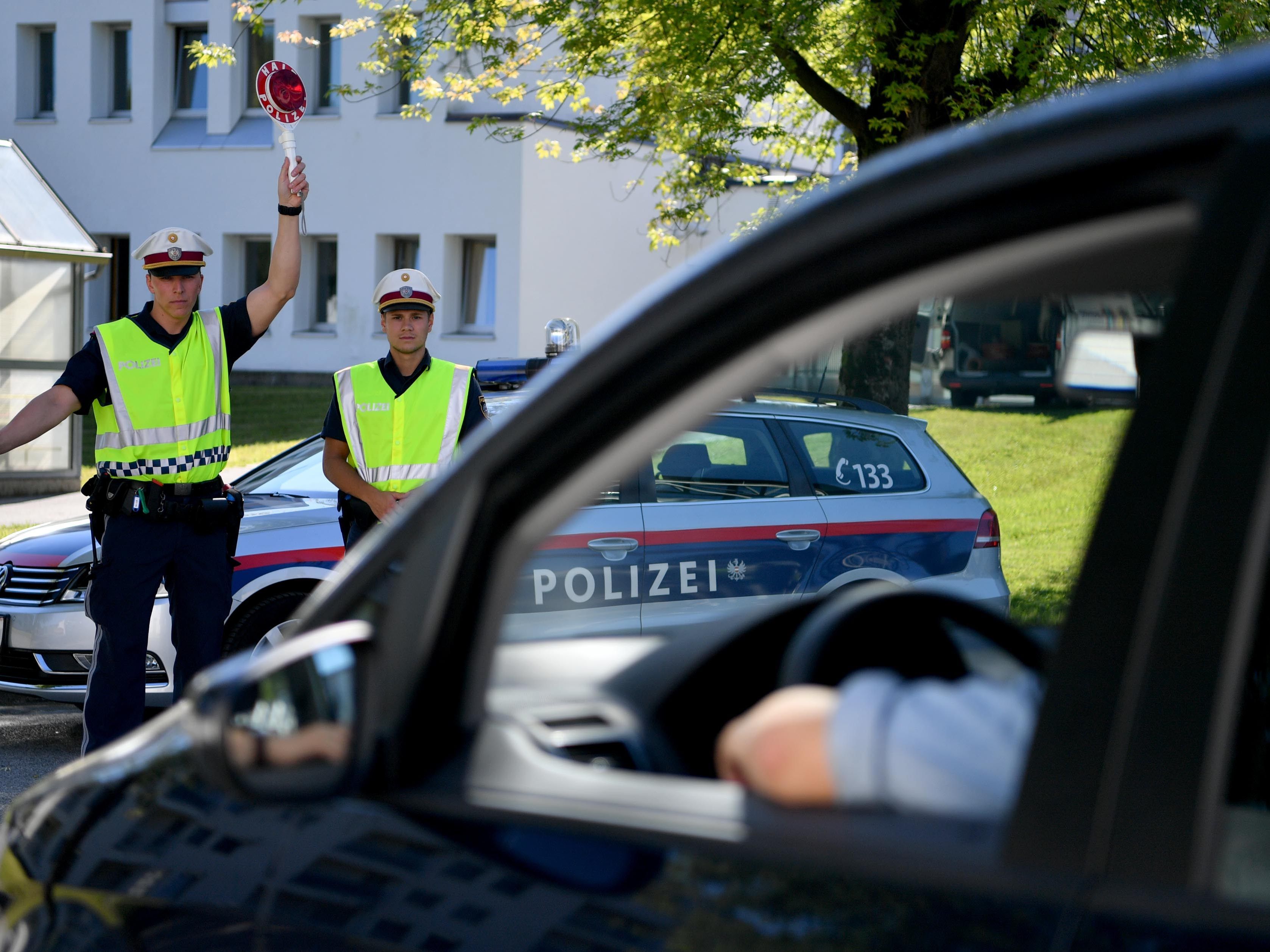 Der Fahrer war mit 170 km/h ohne Führerschein unterwegs. Der Fahrer war mit 170 km/h ohne Führerschein unterwegs.