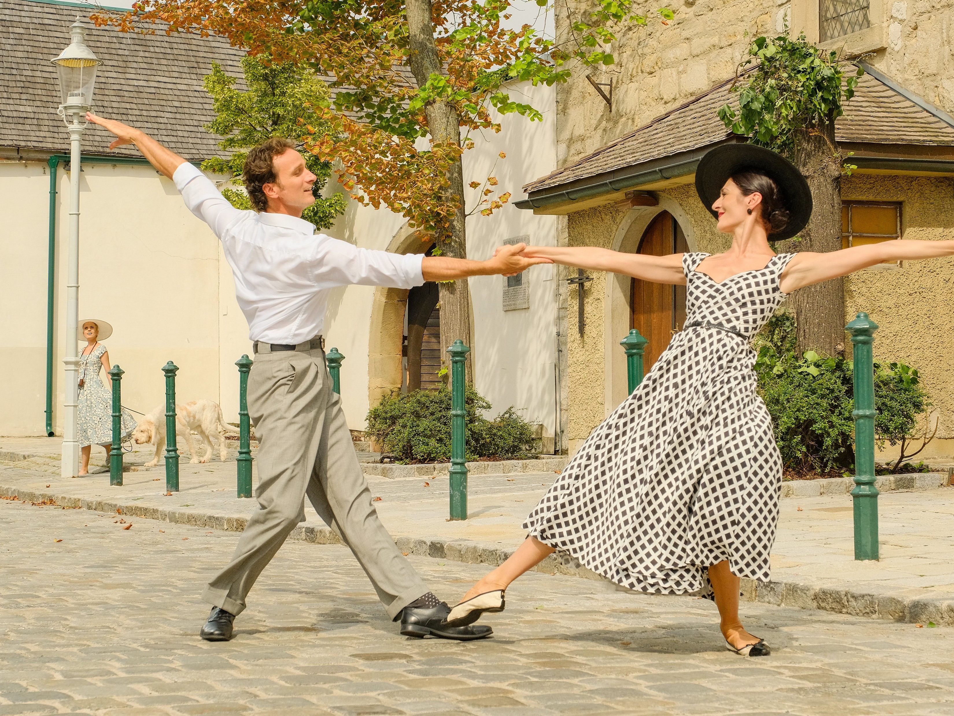 Das Staatsopernballett dreht sich schon fleißig für die Aufnahmen.