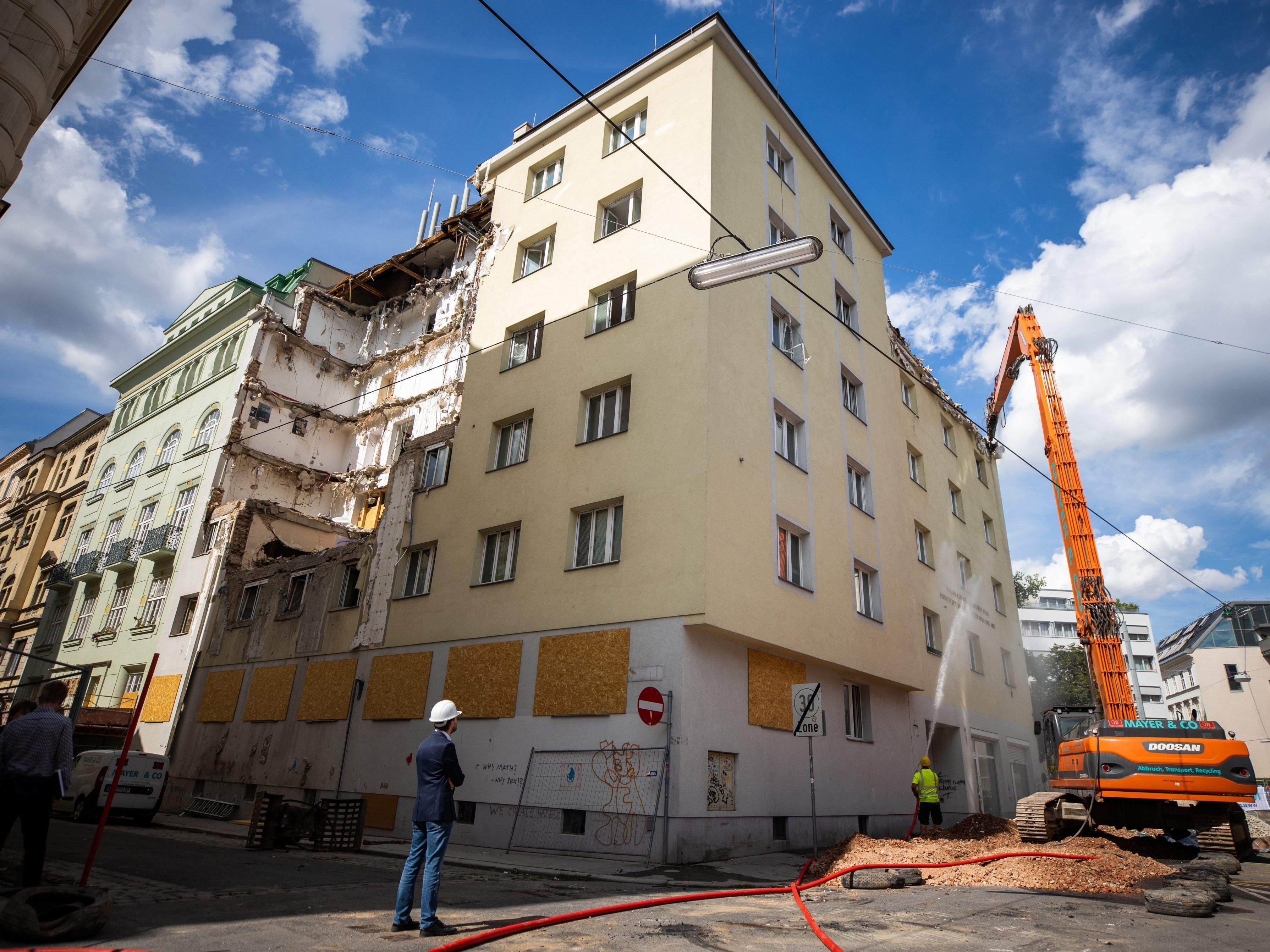 Die Hausruine wird abgerissen. Die Hausruine wird abgerissen.
