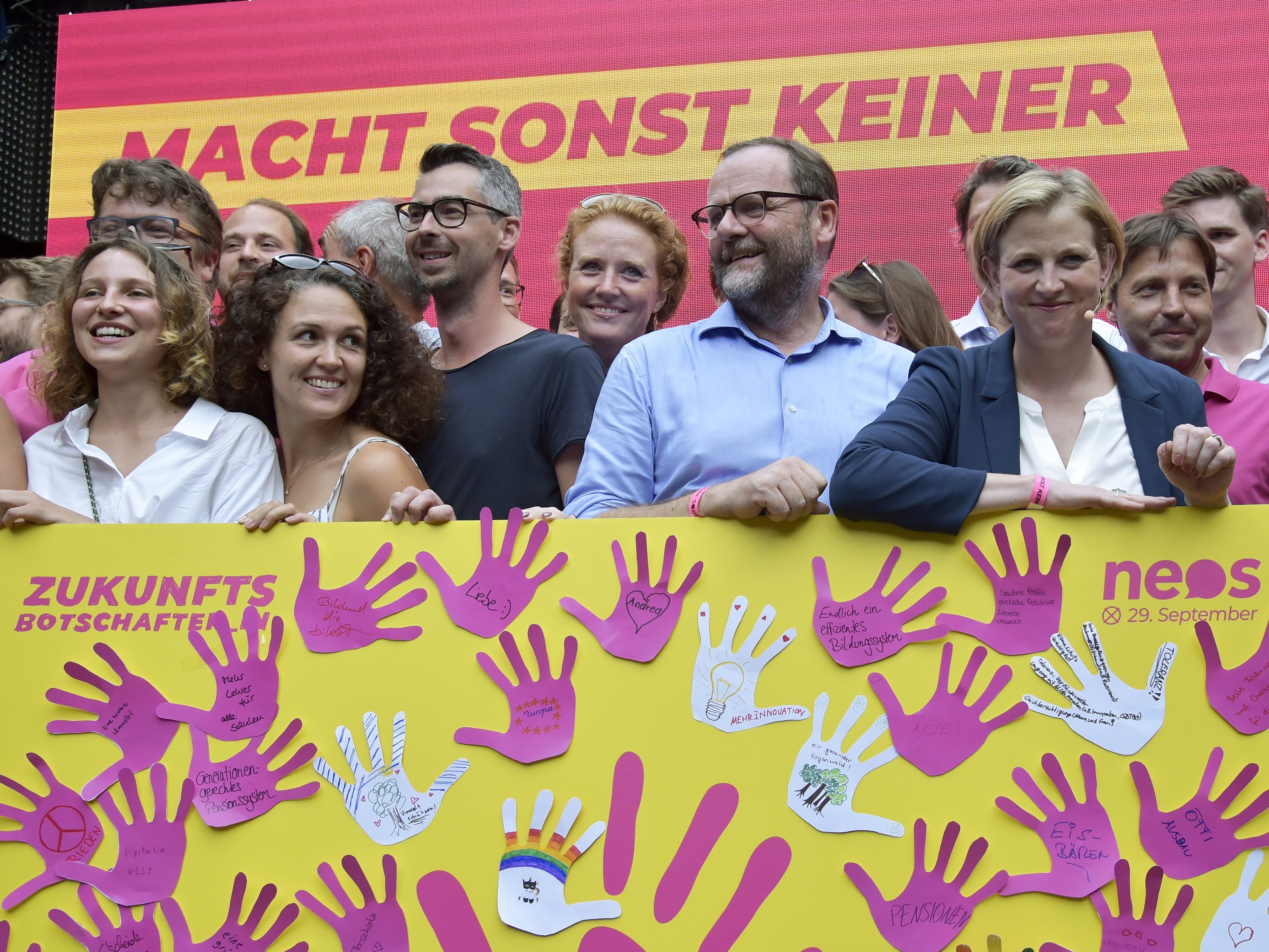 Mit Kritik an den Mitbewerbern wurde beim NEOS-Wahlkampfauftakt nicht gespart.
