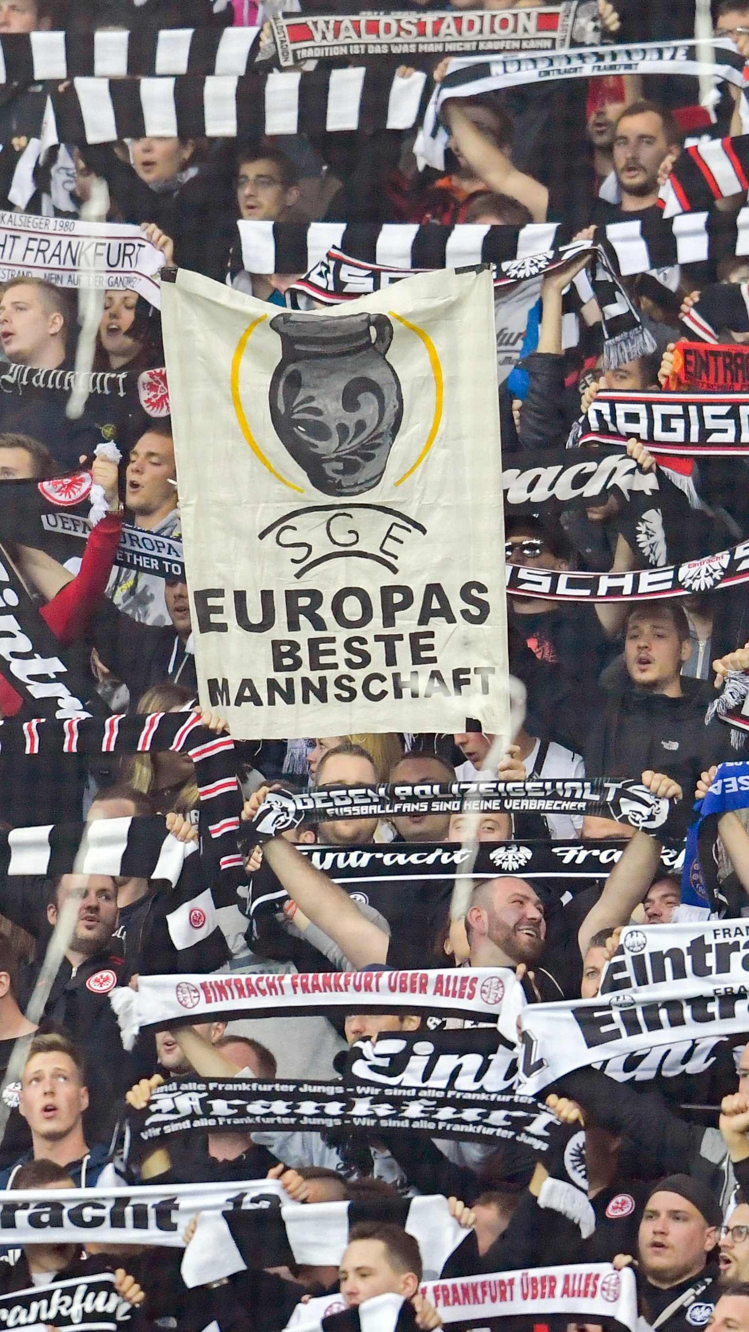 Eintracht-Fans mit dem Doppelhalter "Europas beste Mannschaft"