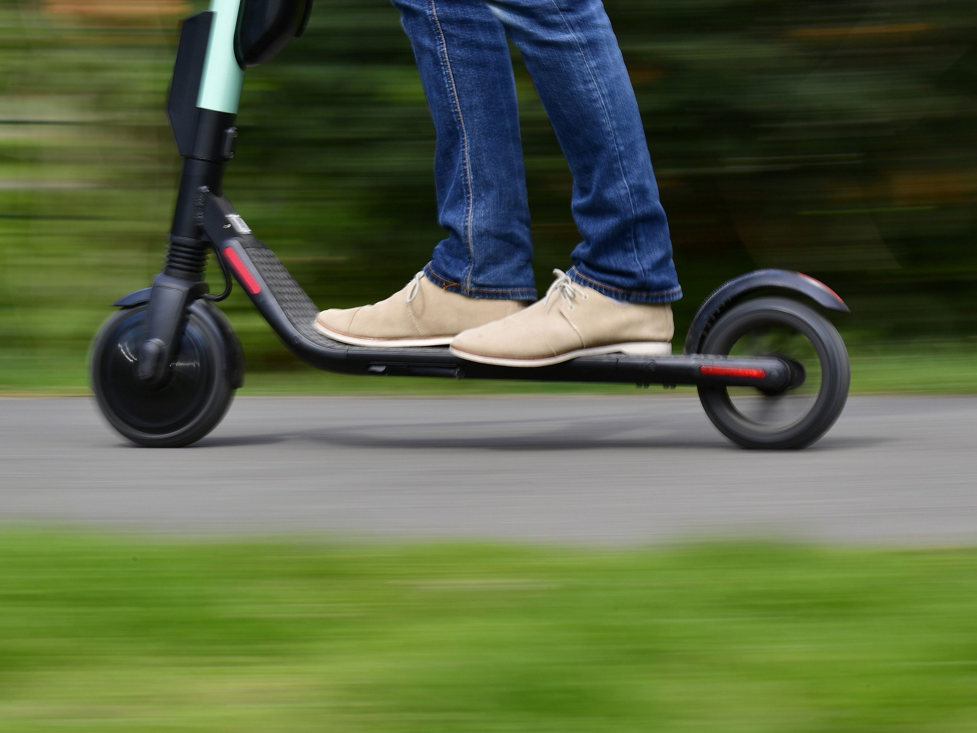 Die E-Scooter-Fahrerin stürzte vor einen Radfahrer. Die E-Scooter-Fahrerin stürzte vor einen Radfahrer.