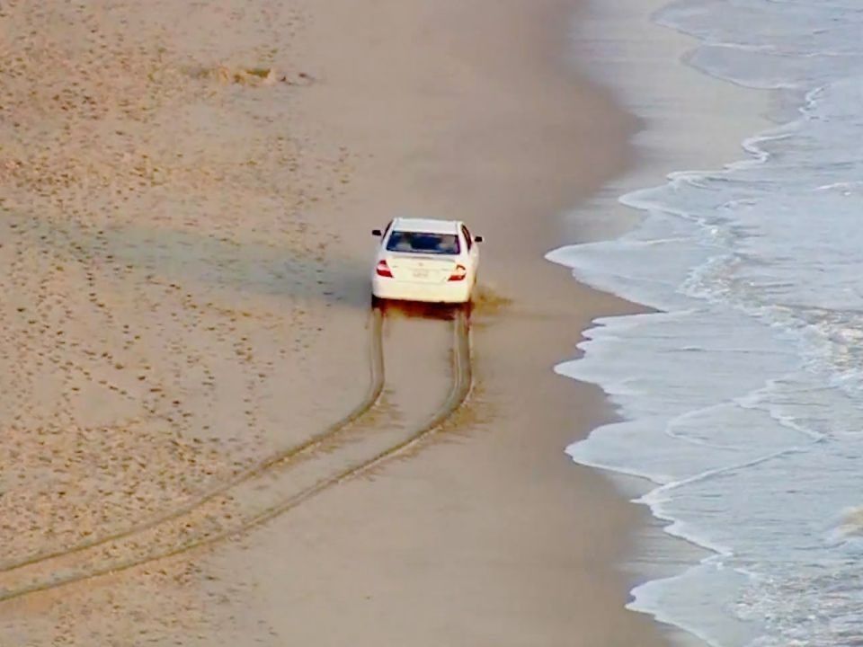 Der Sandstrand wurde dem Autodieb zum Verhängnis. Der Sandstrand wurde dem Autodieb zum Verhängnis.