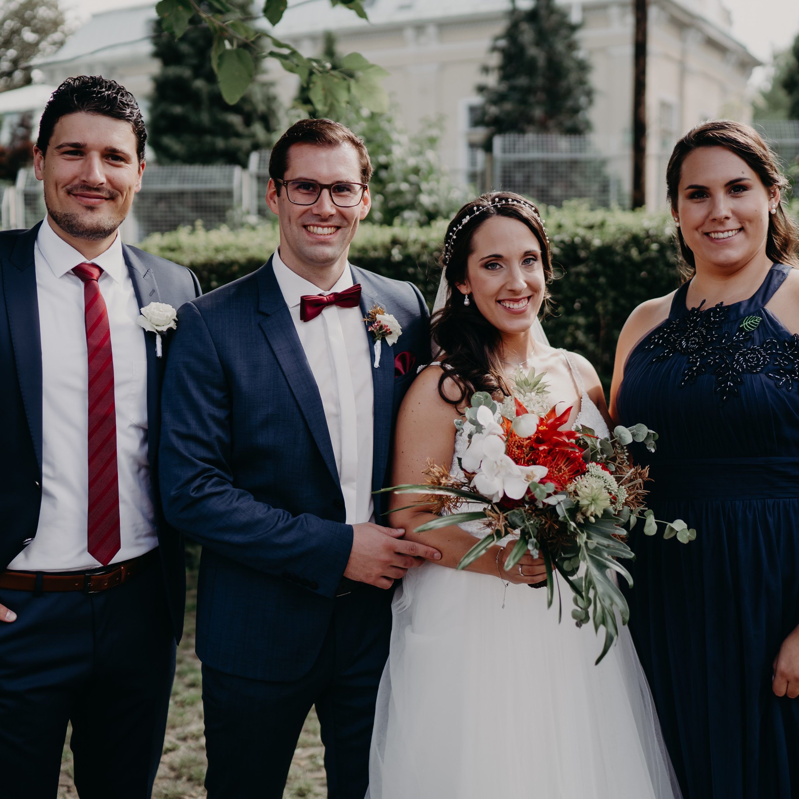 Das Brautpaar mit den Trauzeugen bei der kirchlichen Hochzeit in Budapest.