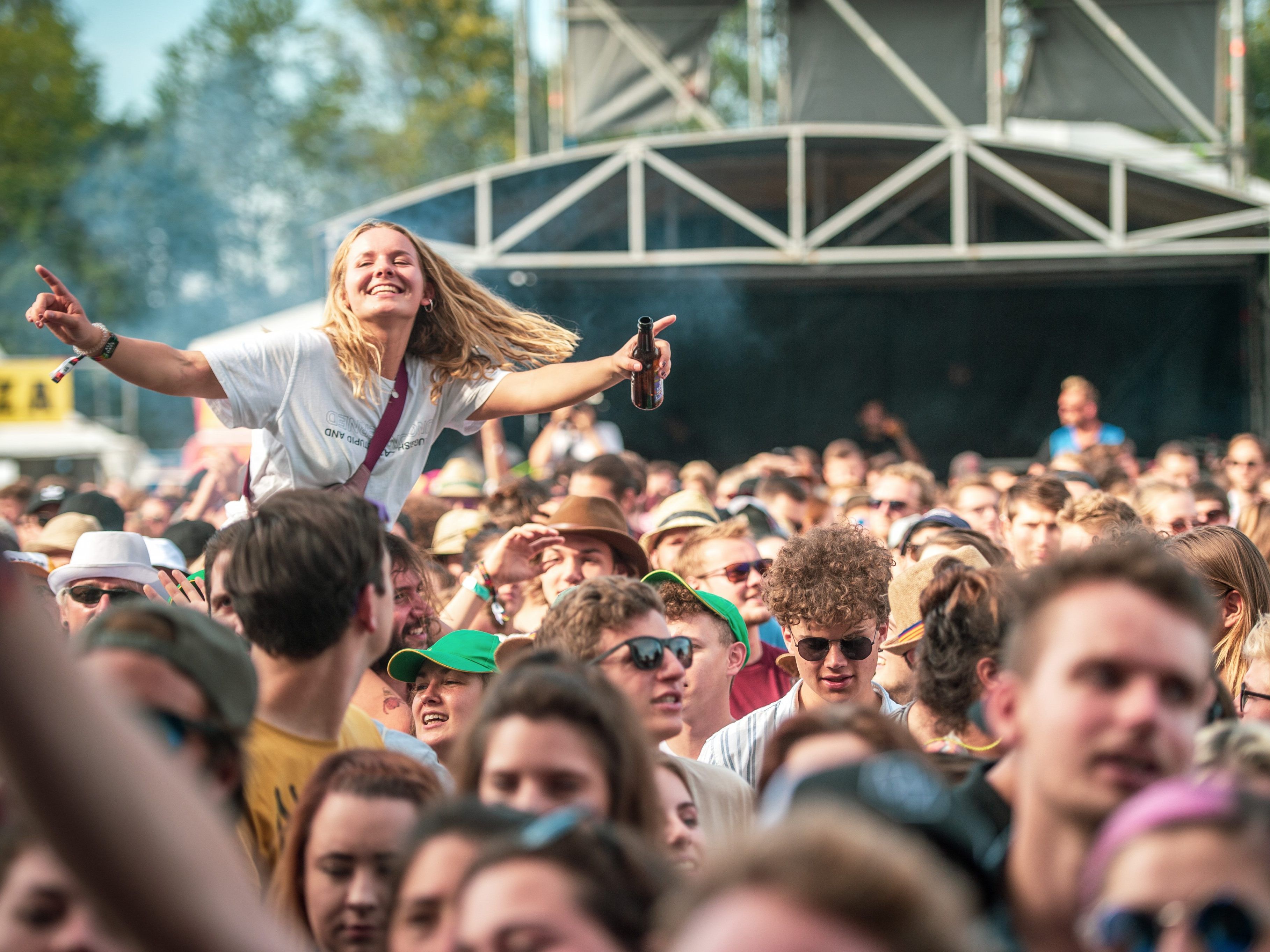 Der Schlechtwetter-Fluch scheint gebrochen. Wie auch die letzten Jahre startete das Szene Openair bei strahlendem Sonnenschein.