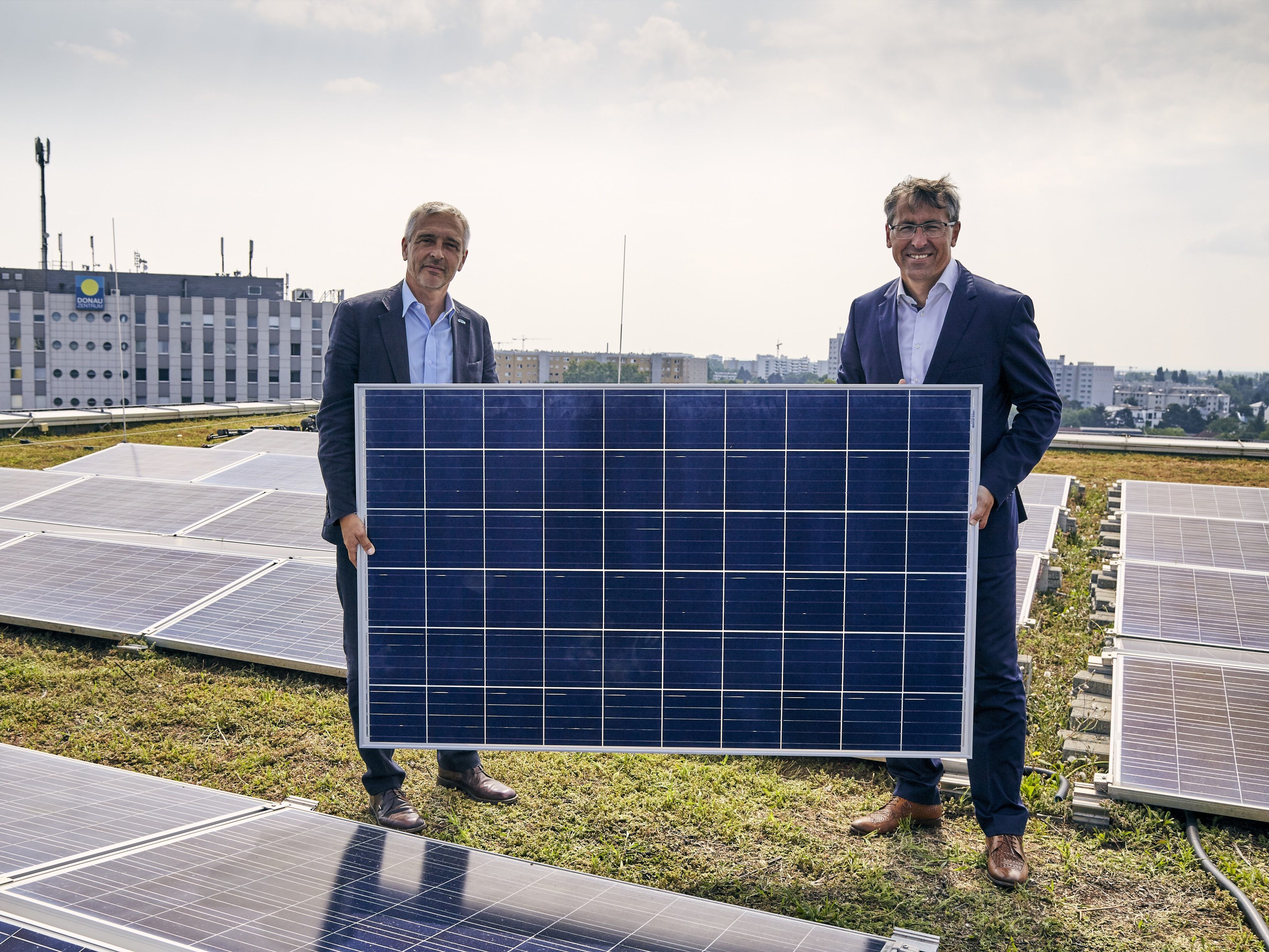 Auf dem Dach des Donauzentrums wird eine Solaranlage gebaut.