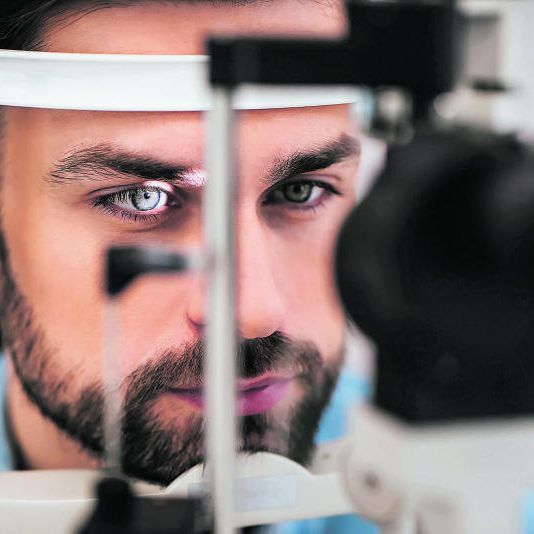 Ab 40 sollten die Augen einmal jährlich untersucht werden.