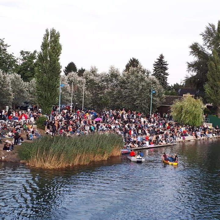 Publikum am Ufer an der alten Donau.