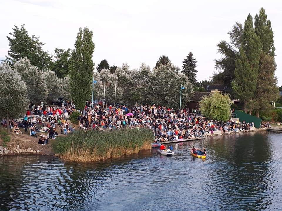 Publikum am Ufer an der alten Donau.