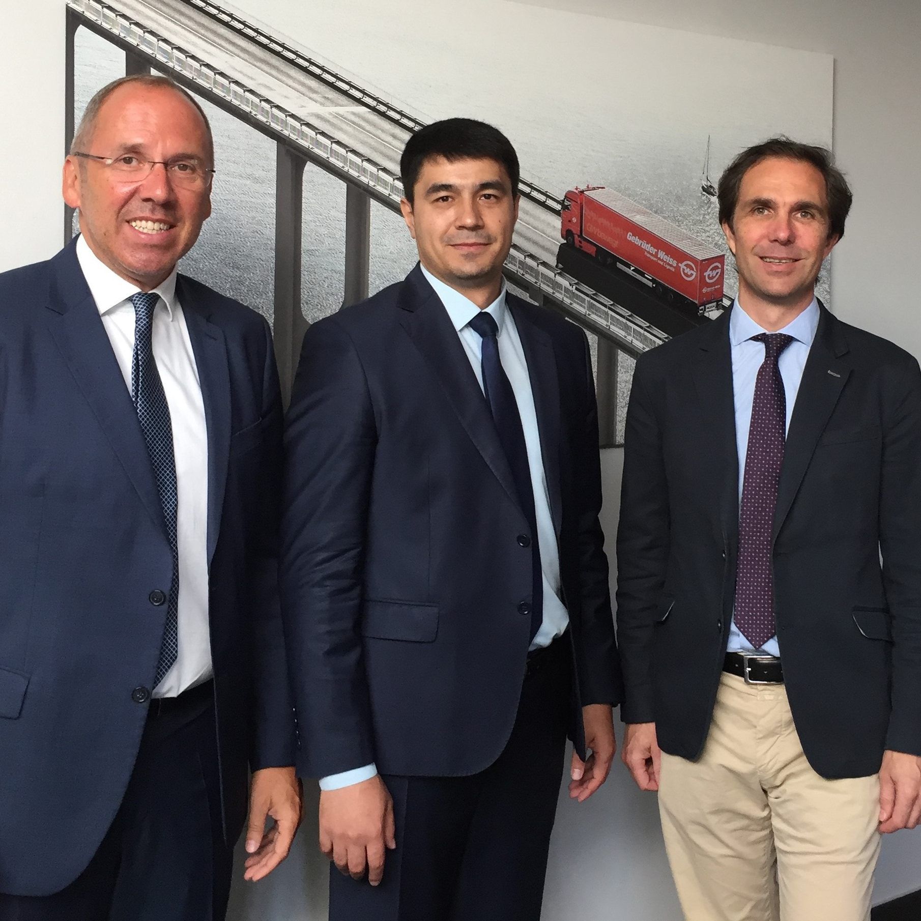 (v.l.): Thomas Moser, Direktor und Regionalleiter Schwarzes Meer/CIS, Ernazarov Kamil Rustamovich, Stellvertretender Direktor der Repräsentanz Taschkent, Wolfram Senger-Weiss, Vorsitzender der Geschäftsleitung, und Dieter Buchinger, Niederlassungsleiter East plus – alle Gebrüder Weiss.