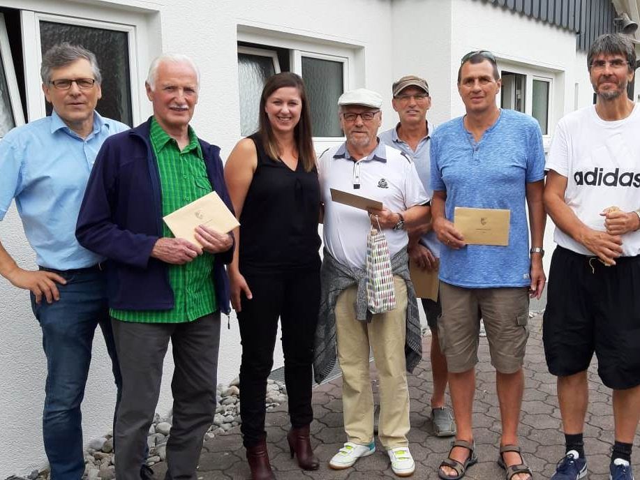 Die Gewinner des FC-SK-Gewinnspiels mit Katharina Müller (Bauerei Fohrenburg) und Karl Frick vom FC Sulz