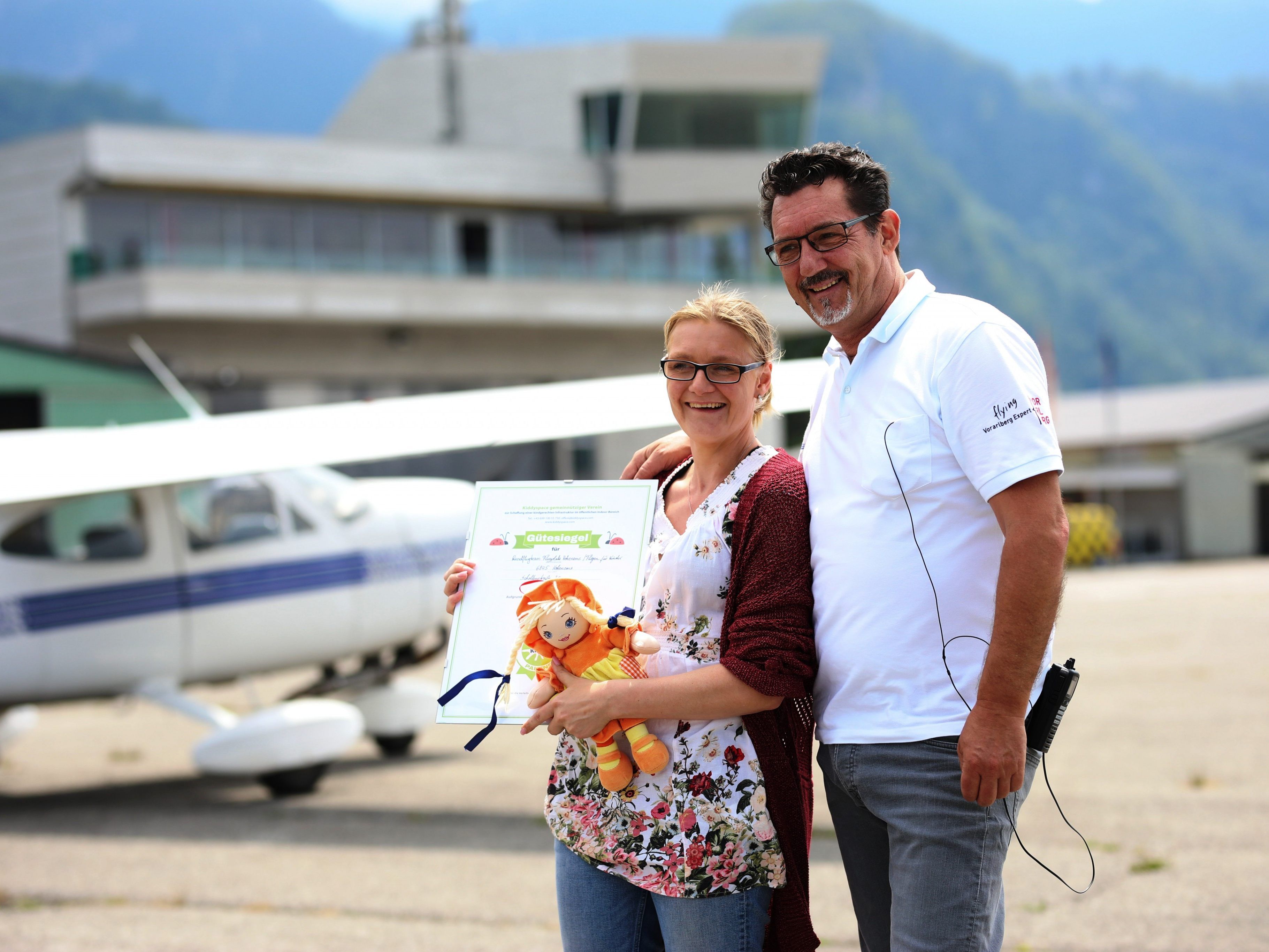 Gütesiegel für das Rundflugteam Flugplatz Hohenems von Kiddyspace-Vorarlberg-Botschafterin Madlen Seider an Andreas Seeburger Gütesiegel für das Rundflugteam Flugplatz Hohenems von Kiddyspace-Vorarlberg-Botschafterin Madlen Seider an Andreas Seeburger
