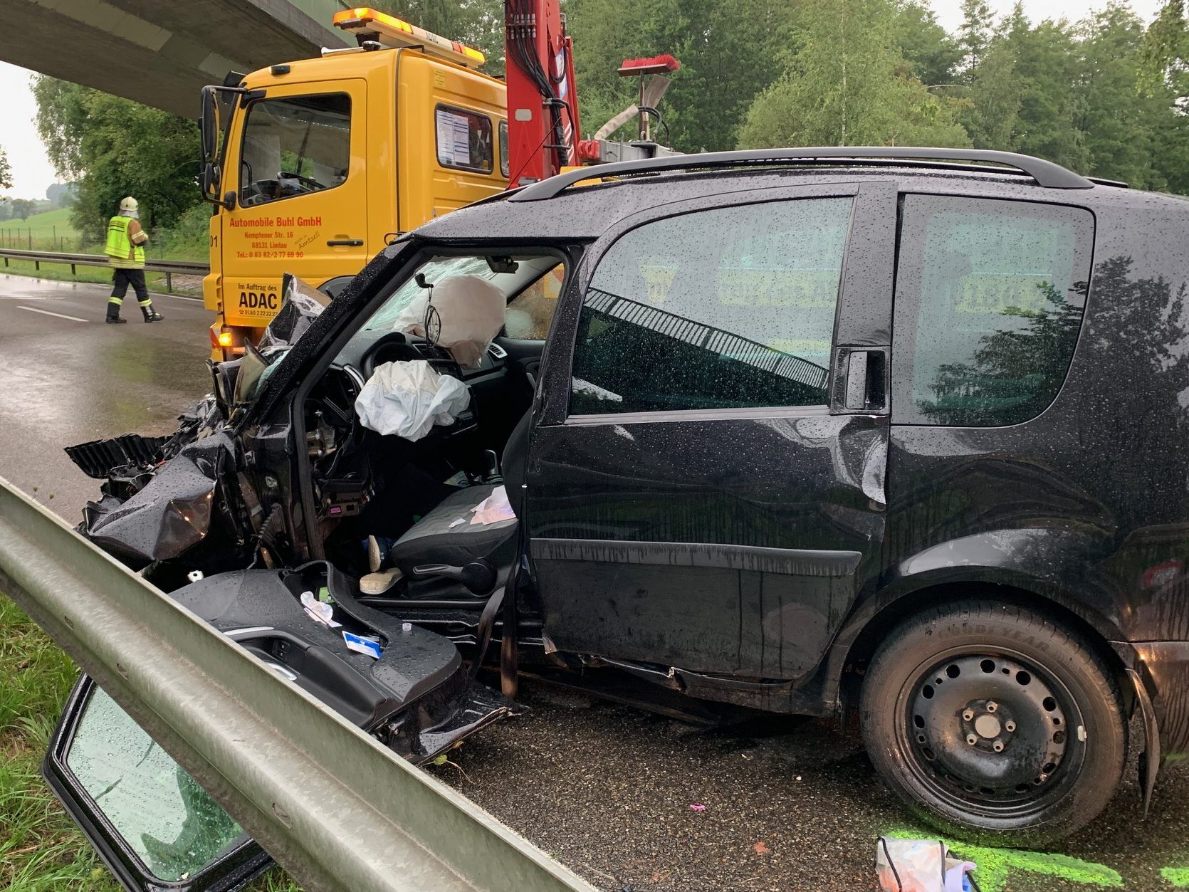 Beide Insassen des Autos wurden unbestimmten Grades verletzt. Beide Insassen des Autos wurden unbestimmten Grades verletzt.