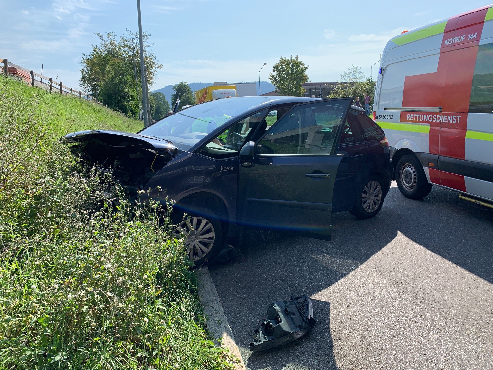 Aus bislang unbekannter Ursache krachte ein Pkw-Lenker mit seinem Fahrzeug in eine Böschung.