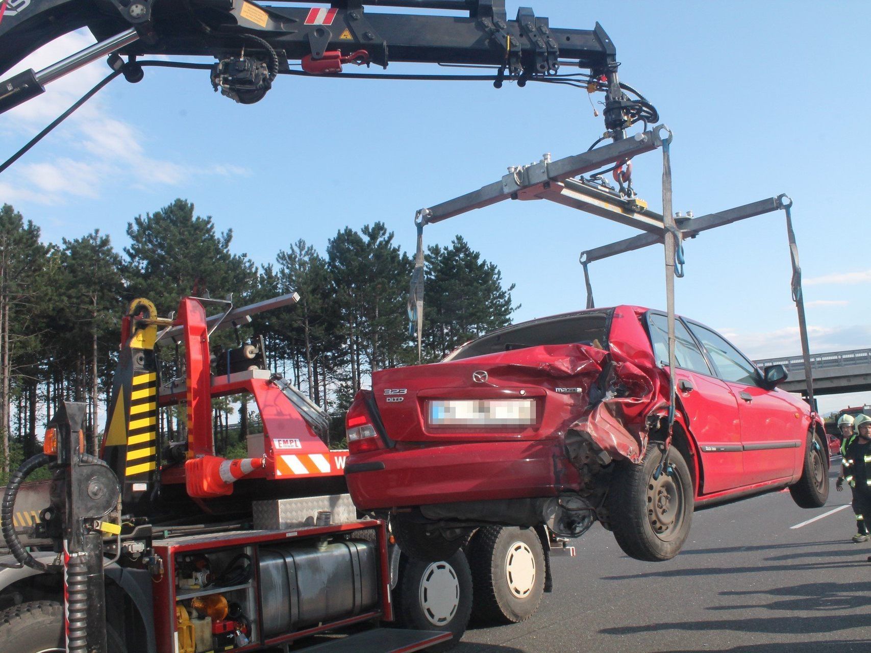 Fie Feuerwehr bemerkte einige Autofahrer, die die Szenen filmten und fotografierten.