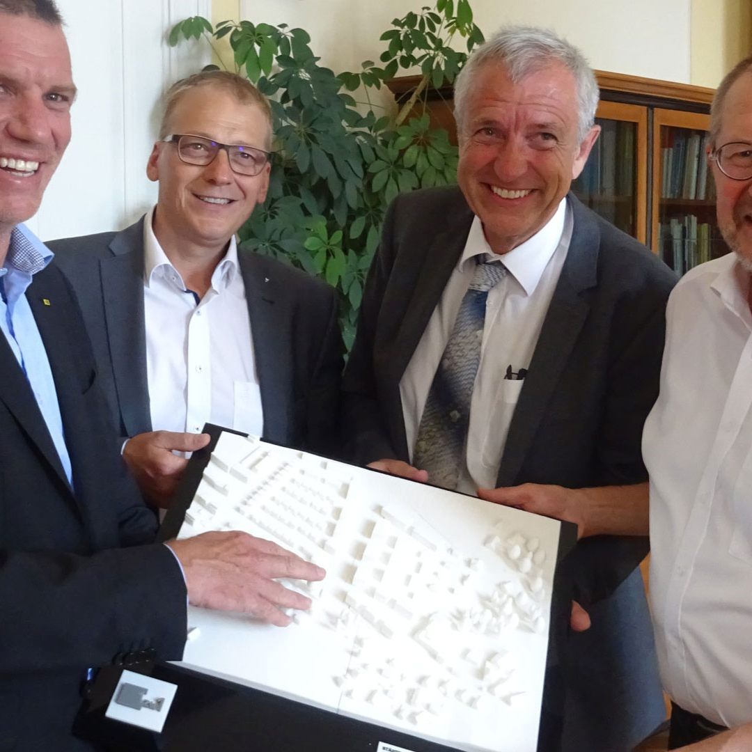 Realisieren gemeinsam das Wohnprojekt „Inselbräupark Lindau“: Andreas Deuring (i+R Wohnbau Lindau), Alexander Mayer (GWG Lindau), Lorenz Schlechter (Inselbrauerei) und Oberbürgermeister Gerhard Ecker.