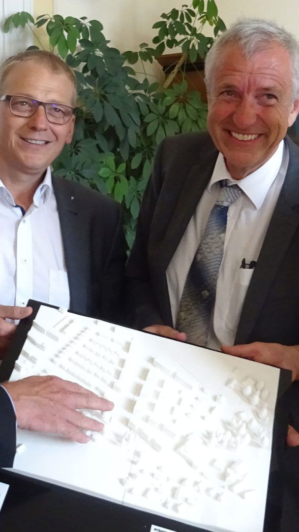 Realisieren gemeinsam das Wohnprojekt „Inselbräupark Lindau“: Andreas Deuring (i+R Wohnbau Lindau), Alexander Mayer (GWG Lindau), Lorenz Schlechter (Inselbrauerei) und Oberbürgermeister Gerhard Ecker.