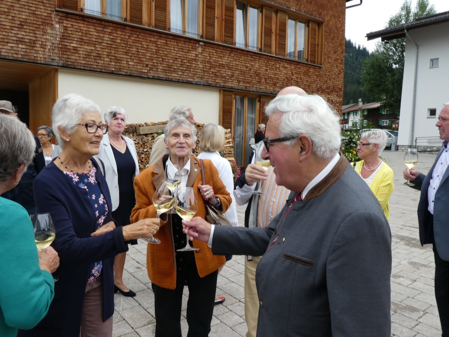 Ehrenobmann Gottfried Feuerstein begrüßt die Gäste