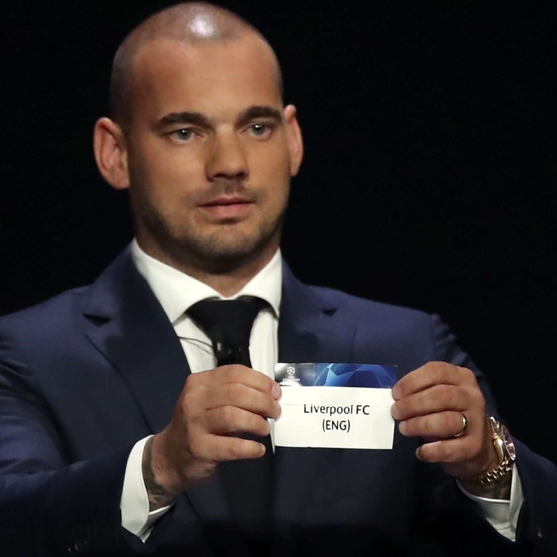 Wesley Sneijder mit dem Los des FC Liverpool, dem Titelverteidiger und schwersten Gegner für Red Bull Salzburg in der CL-Gruppenphase.