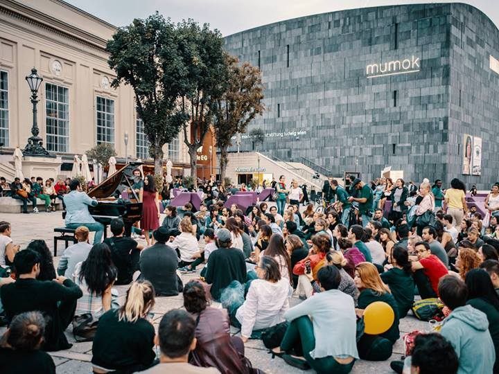 Das Open Piano for Refugees stattet Ende August dem MQ einen Besuch ab. Das Open Piano for Refugees stattet Ende August dem MQ einen Besuch ab.
