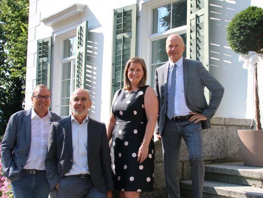 V.l.n.r.: Sparkassen-Marketingleiter Arno Sprenger, Villa Falkenhorst-Vereinsobmann Thomas Bitsche. die neue Geschäftsführerin der Villa Falkenhorst, Verena Burtscher sowie Sparkasse Bludenz-Vorstandsvorsitzender Christian Ertl V.l.n.r.: Sparkassen-Marketingleiter Arno Sprenger, Villa Falkenhorst-Vereinsobmann Thomas Bitsche. die neue Geschäftsführerin der Villa Falkenhorst, Verena Burtscher sowie Sparkasse Bludenz-Vorstandsvorsitzender Christian Ertl