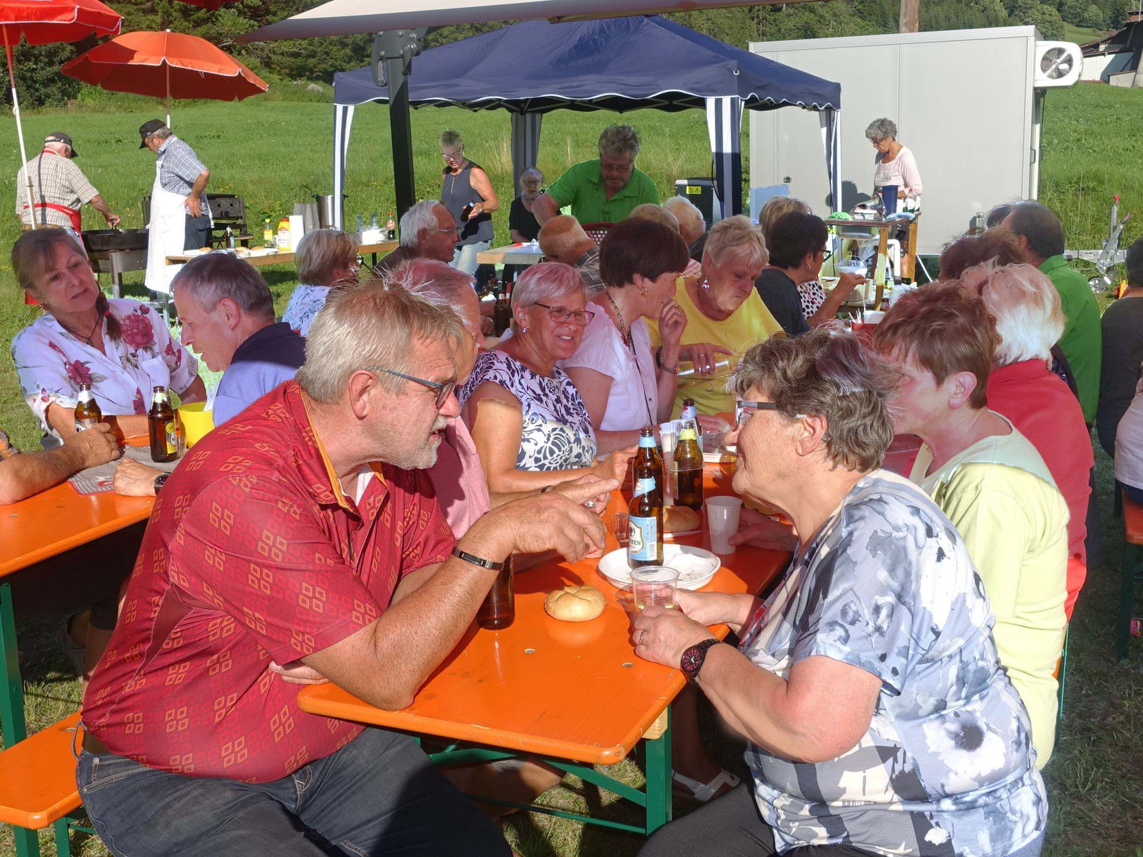 Einen gemütliche Nachmittag erlebten die Gäste des PVÖ Partenen beim Grillnachmittag