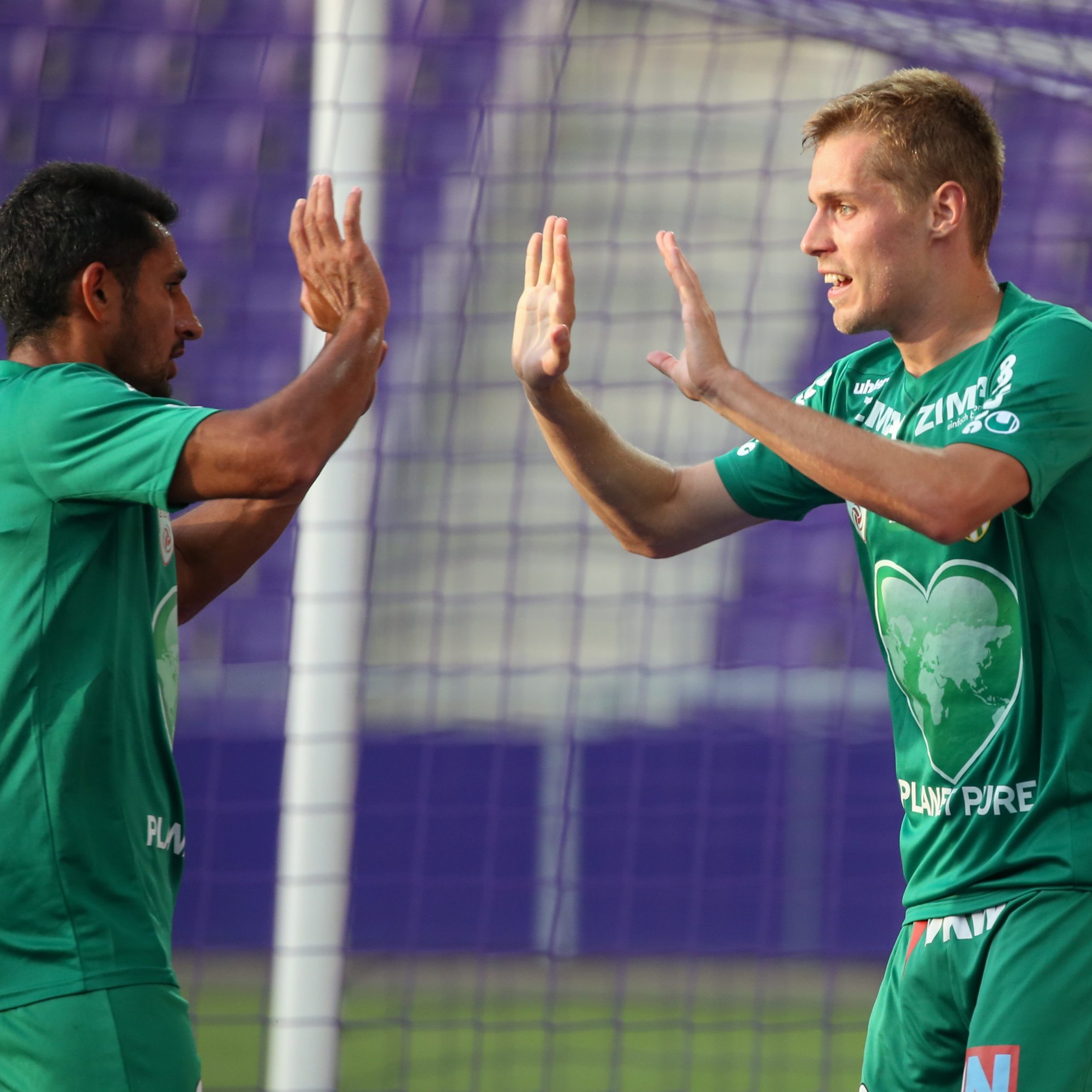 Patrick Eler (r.) jubelt über sein 1:0 für Austria Lustenau gegen die Young Violets.
