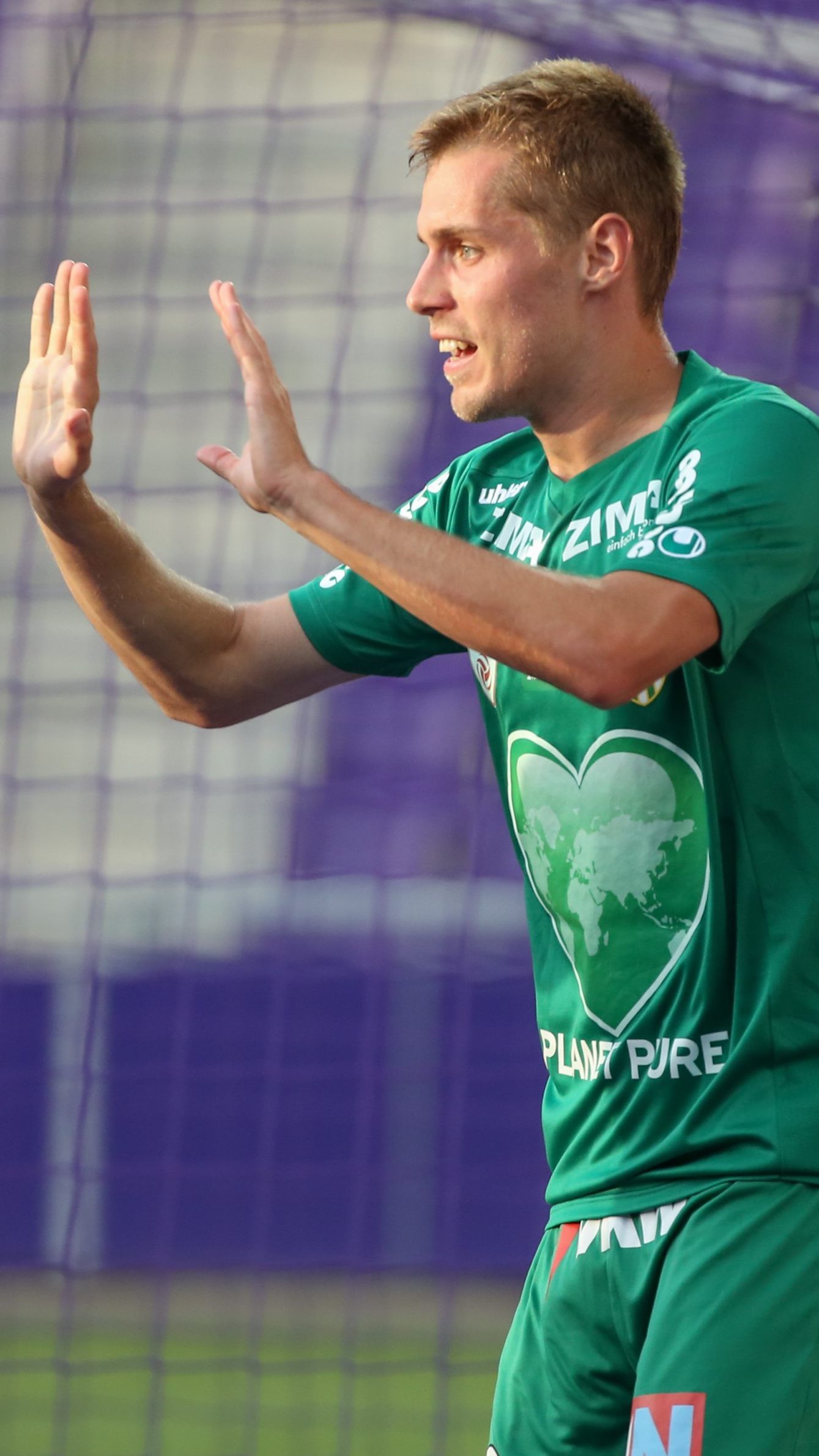 Patrick Eler (r.) jubelt über sein 1:0 für Austria Lustenau gegen die Young Violets.