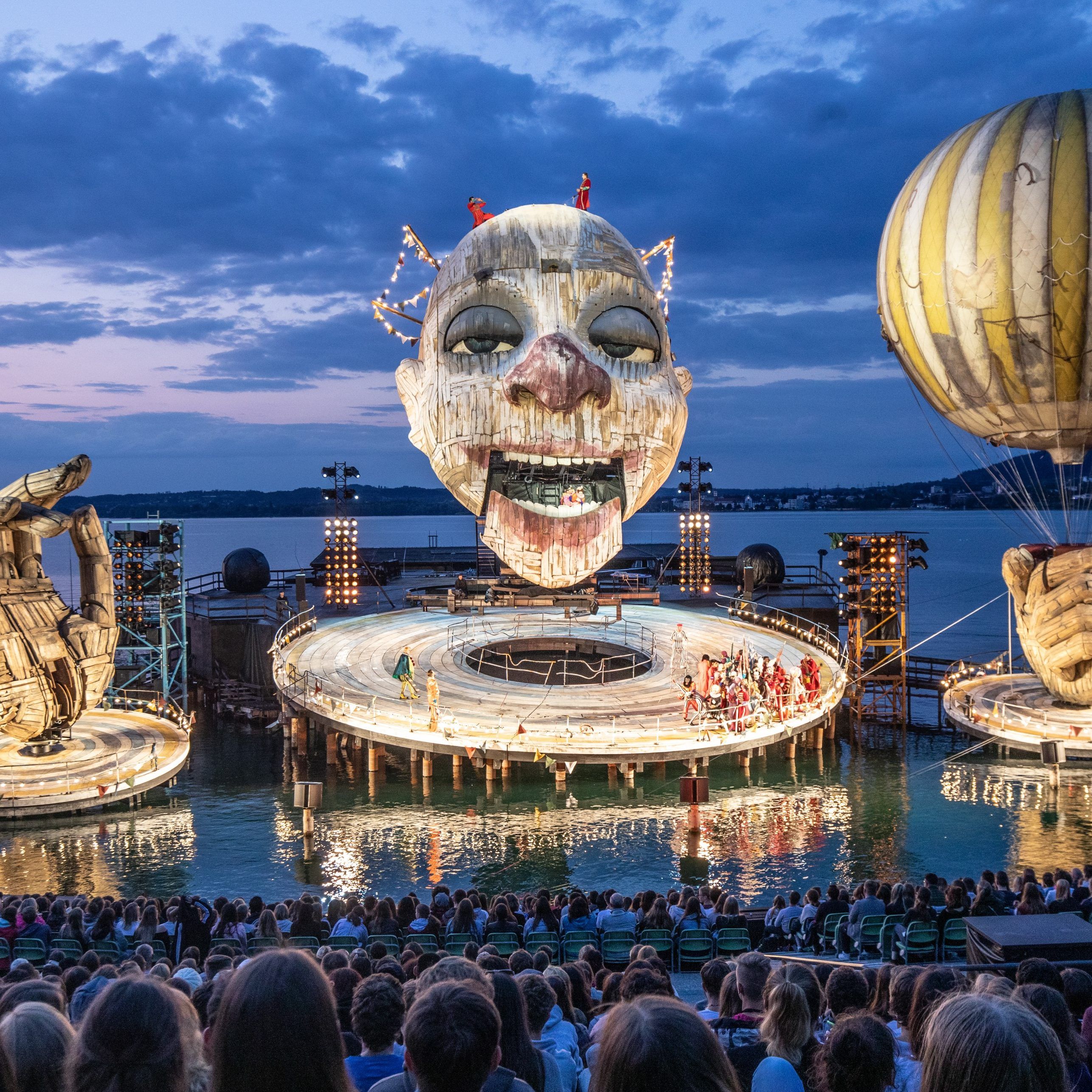 Da freut sich der Clown: "Rigoletto" auf der Seebühne wird am Dienstag Abend wohl trocken bleiben.