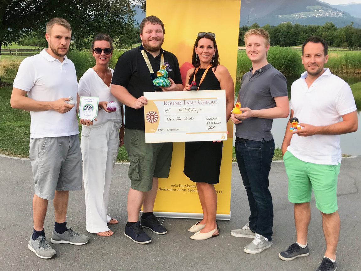 Scheckübergabe. v.li. Gabriel Feichter, Conny Amann, Christoph Mayer, Christine Wiesenegger, Marcel Keckeis, Andreas Jäger.