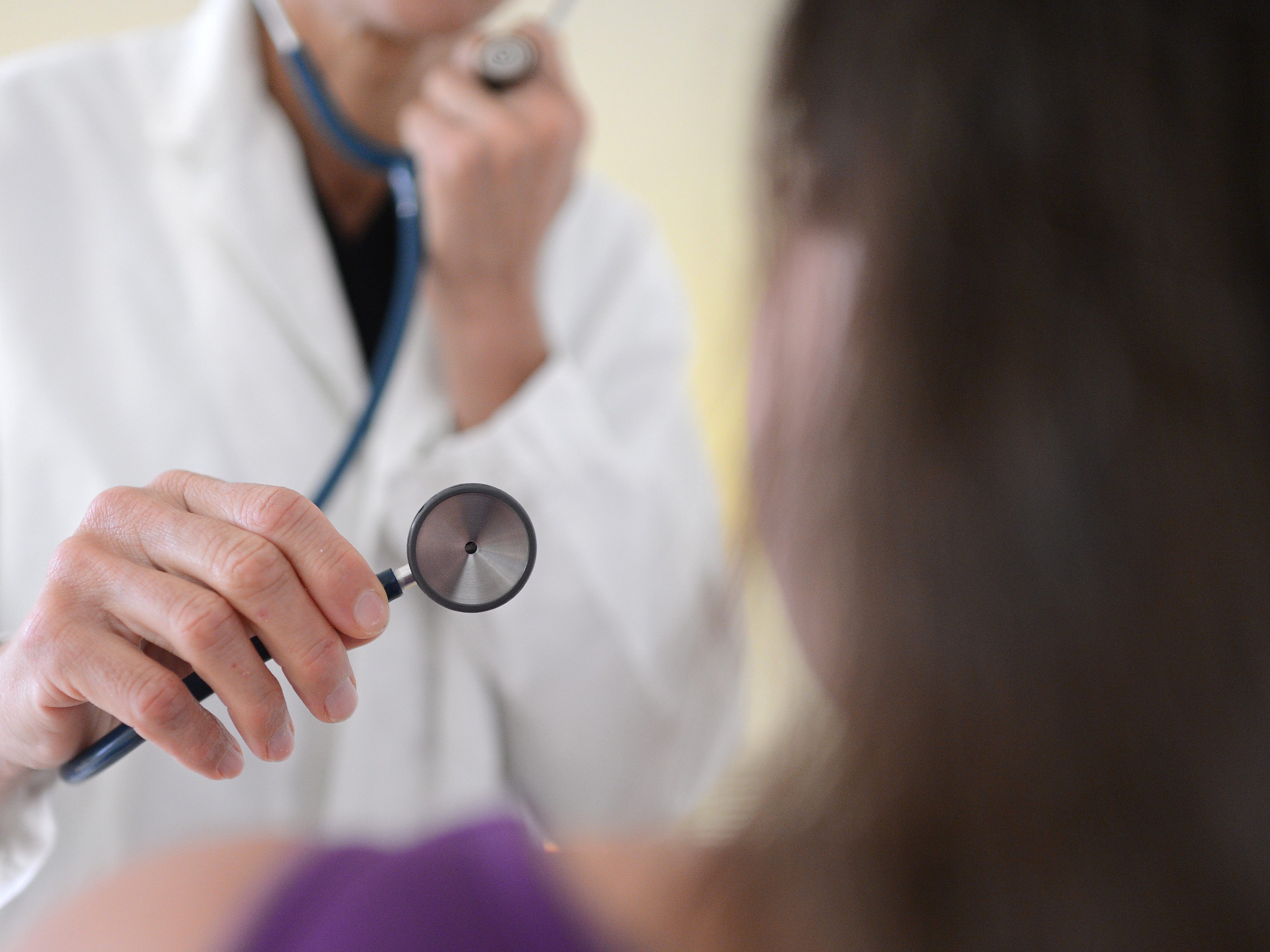 Künftig sollen Schulärzte auch Schutzimpfungen und Gesundheitsfördernde Projekte durchführen. Künftig sollen Schulärzte auch Schutzimpfungen und Gesundheitsfördernde Projekte durchführen.