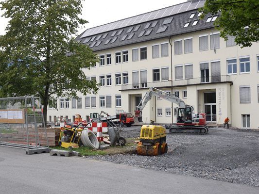 Die Mittelschule Bludenz erfährt durch die Neugestaltung des ostseitigen Vorplatzes eine Aufwertung. Die Mittelschule Bludenz erfährt durch die Neugestaltung des ostseitigen Vorplatzes eine Aufwertung.