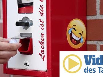 Für 20 Cent spuckt ein Automat Witze aus.