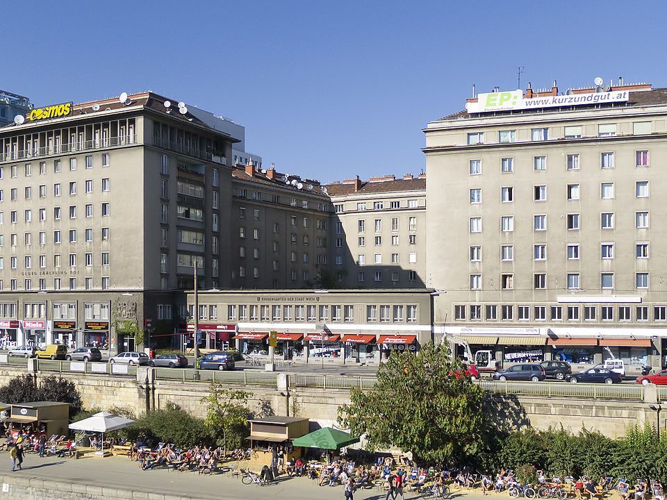Der Georg-Emmerling-Hof gehört nicht zu den Glanzstücken der Wiener Gemeindebauten. Der Georg-Emmerling-Hof gehört nicht zu den Glanzstücken der Wiener Gemeindebauten.